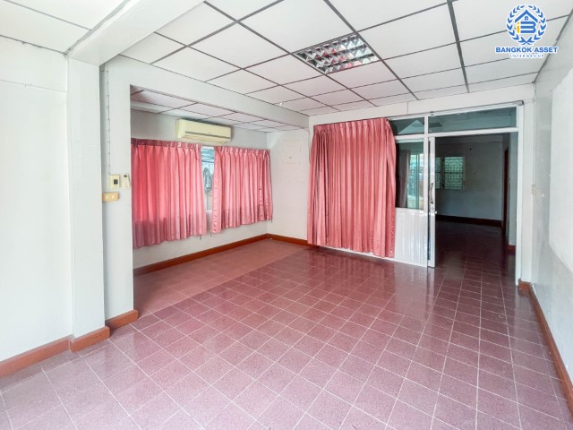 บ้านแฝดมือสอง ปทุมธานี ม.ธราดลบุรี รังสิต-นครนายก เนื้อที่กว้าง 35 ตร.ว. ฟังก์ชัน 3 ห้องนอน 2 ห้องน้ำ บ้านพร้อมเข้าอยู่ ใกล้สิ่งอำนวยความสะดวกมากมาย ในราคาสุดโดน! โครงการตั้งบนทำเลแห่งการเดินทาง เชื่อมต่อถนนรังสิต-นครนายก, ถนนกาญจนาภิเษก, ถนนเลียบด่วนลำลูกกา จองด่วน!